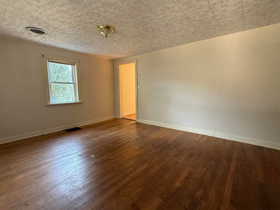945 Montgomery Street, photo 5 of 31