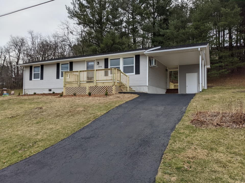 1370 Wall St, photo 3 of 38