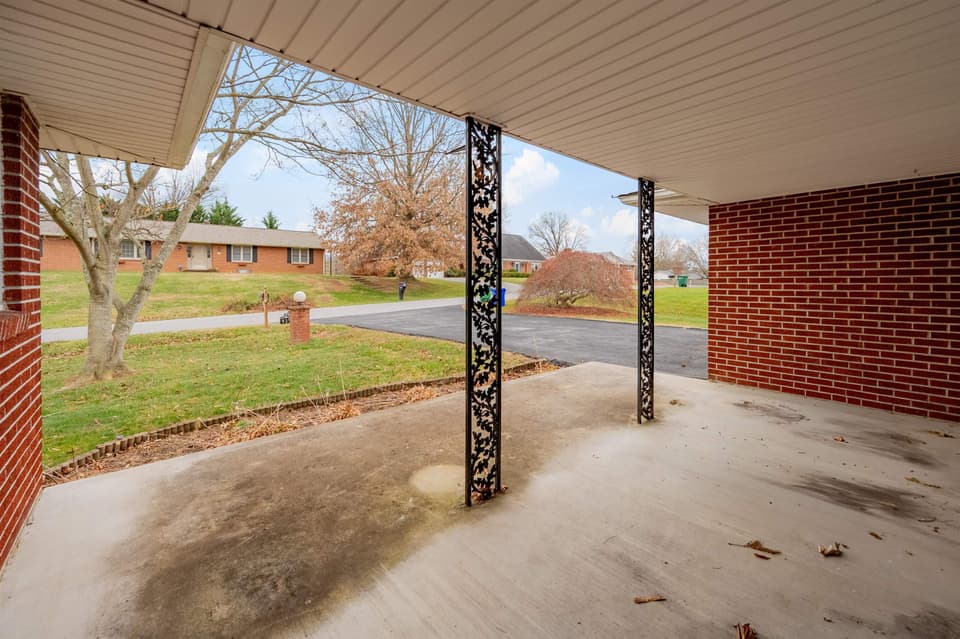 935 Hummingbird Drive SW, photo 5 of 40