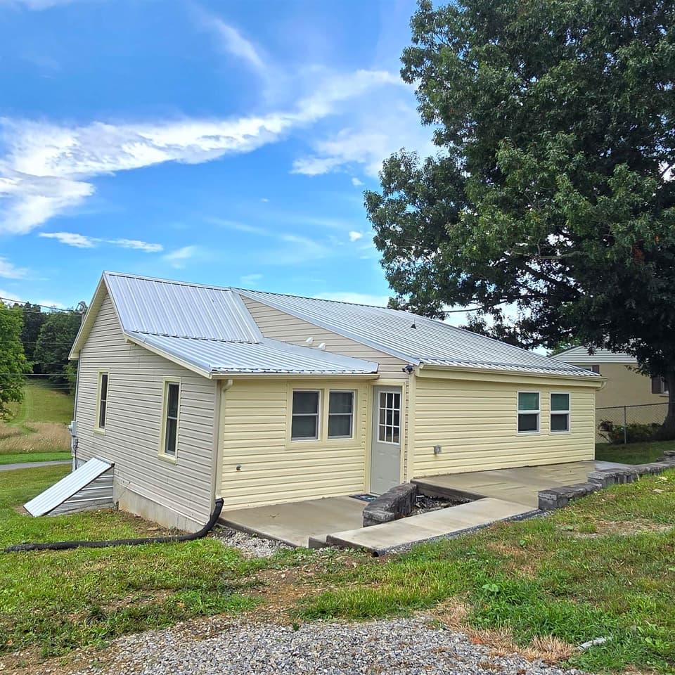 450 Wades Lane, photo 2 of 35