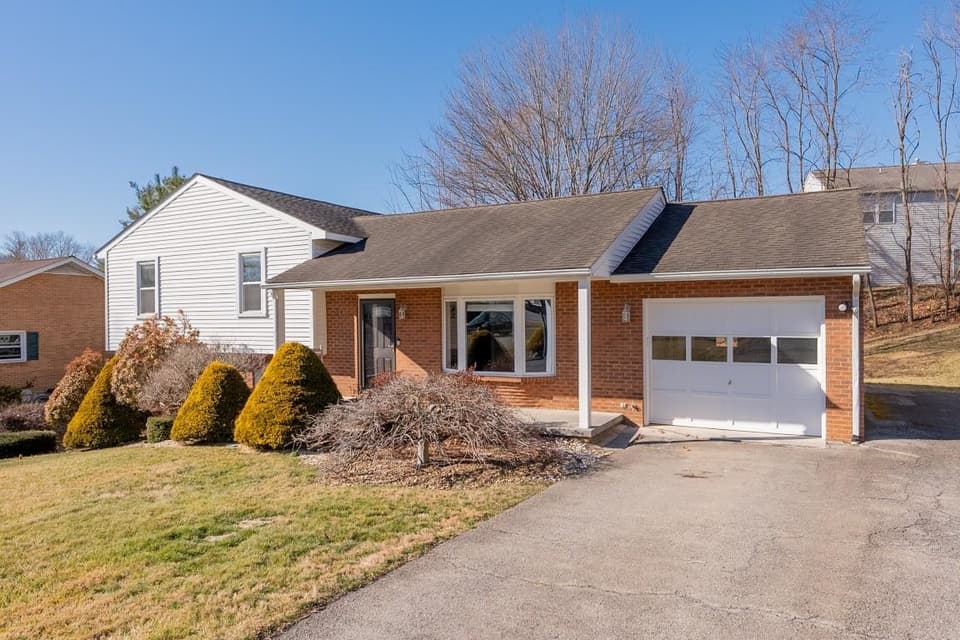 640 Lyle Lane, photo 7 of 40