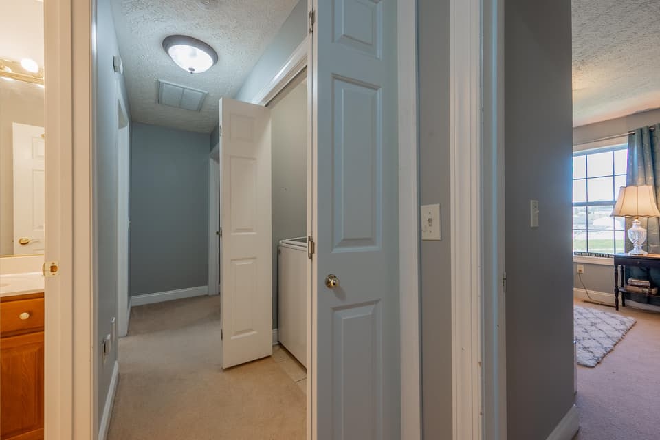 325 Oaktree Boulevard, photo 15 of 35