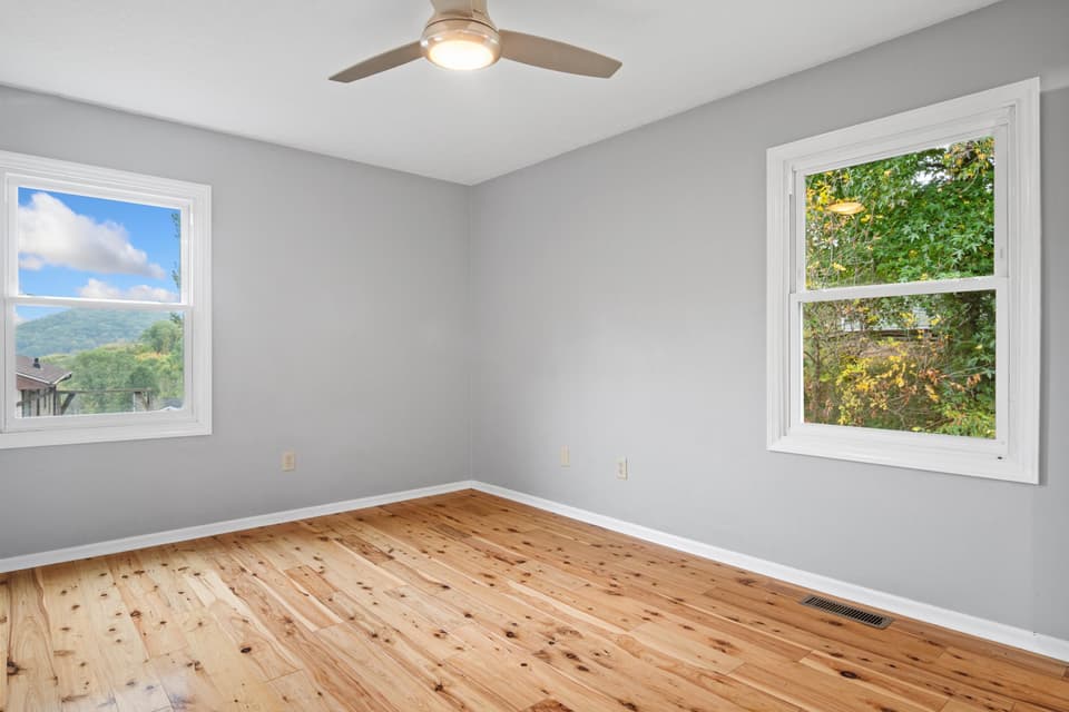 405 Overland Drive, photo 15 of 40