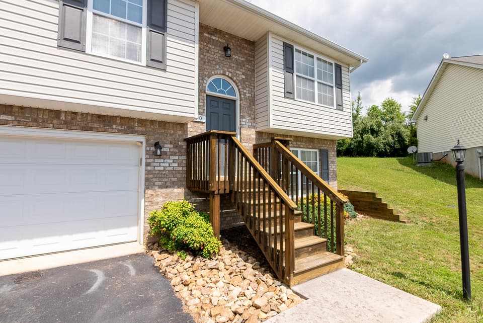 200 Wistaria Drive, photo 10 of 35