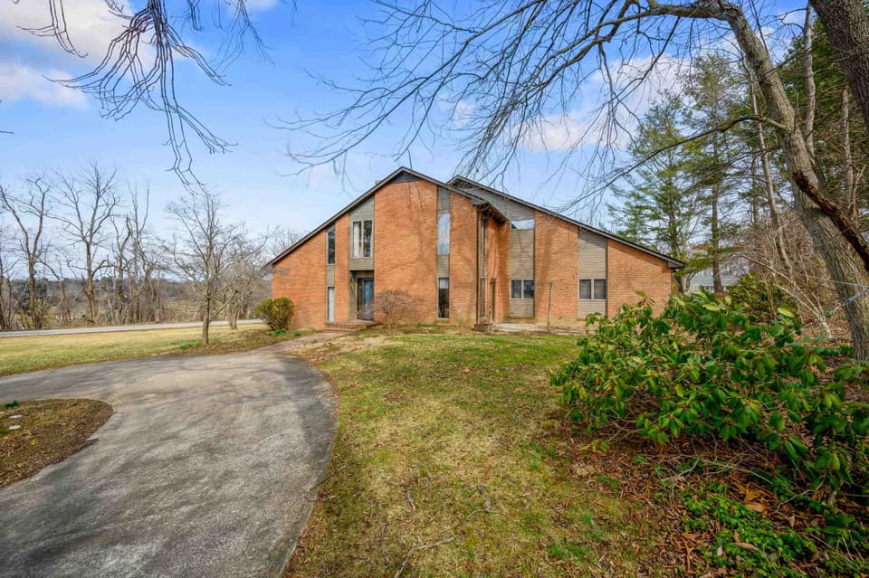 1138 Round Meadow Drive, photo 2 of 40