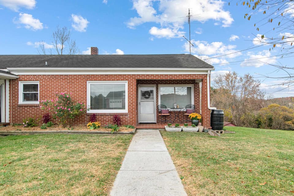 1595 Gallimore Street, photo 2 of 40