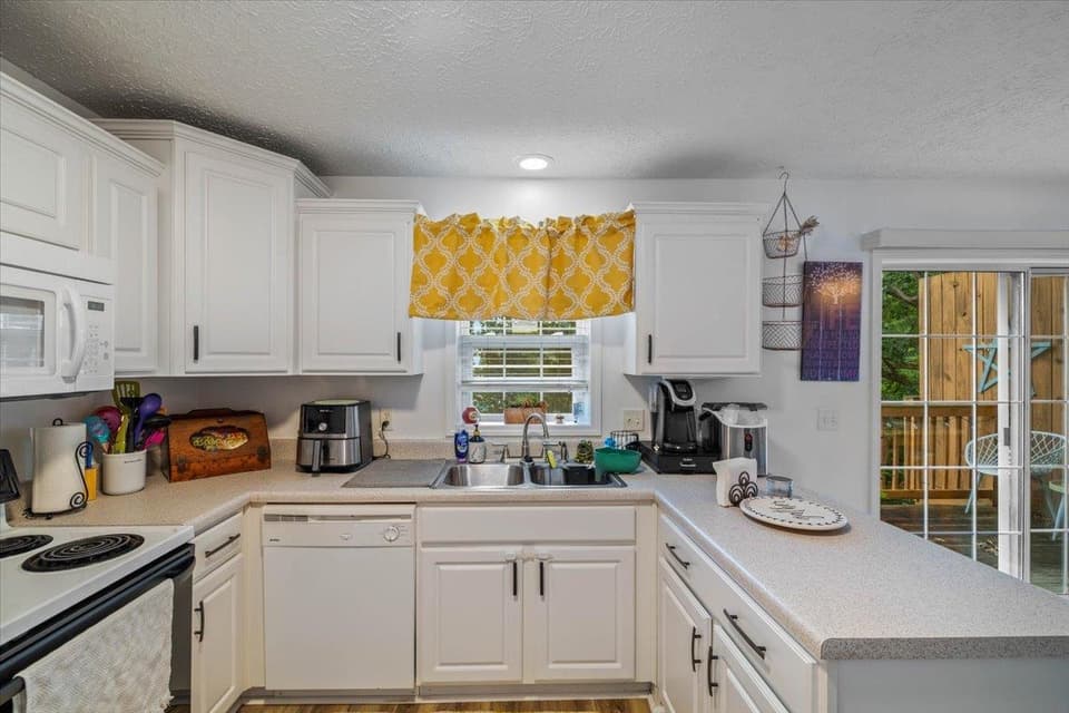 1497 Scott Street, photo 8 of 35