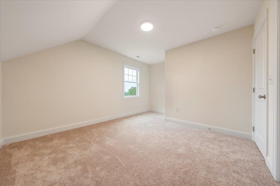 950 Holland Loop, photo 13 of 40