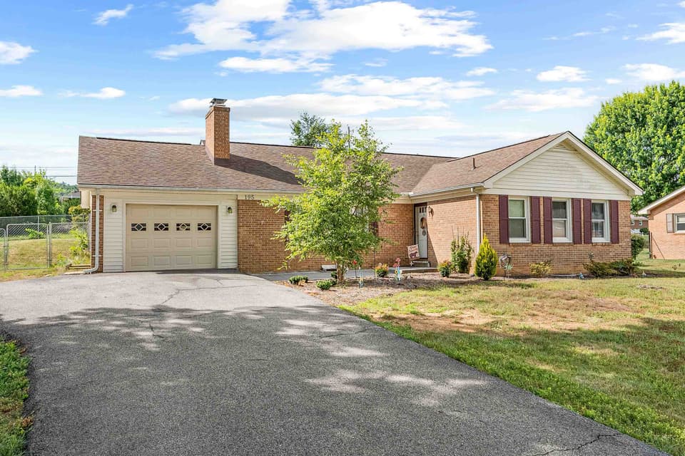 195 Ash Drive, photo 2 of 40