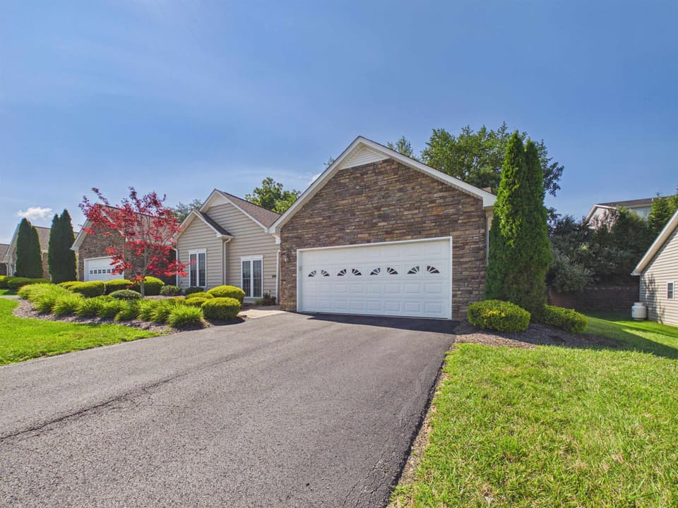 250 Vinnie Avenue, photo 2 of 40