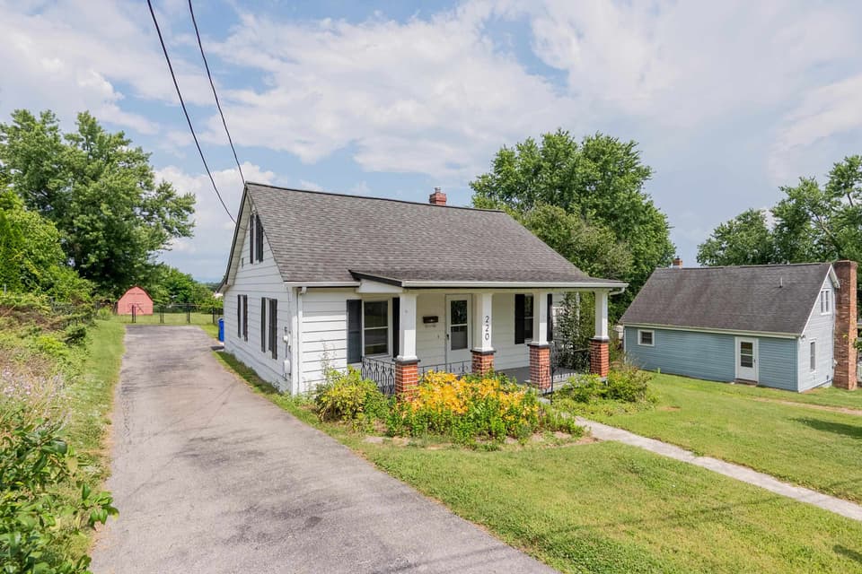 220 Clearview Drive, photo 4 of 34