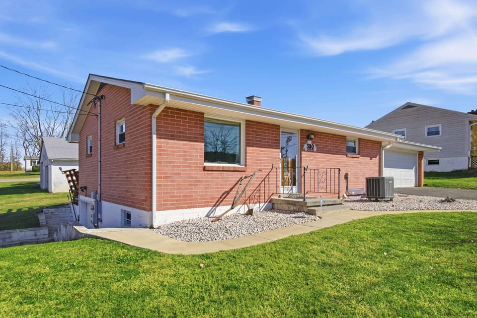 380 Clearview Drive, photo 3 of 40