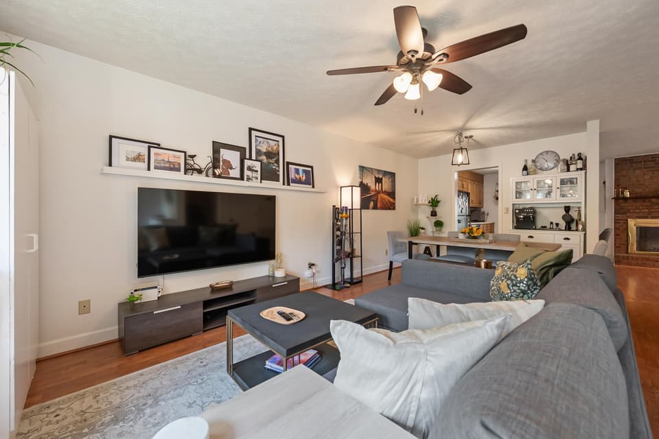 705 Colhoun Street NE, photo 9 of 40