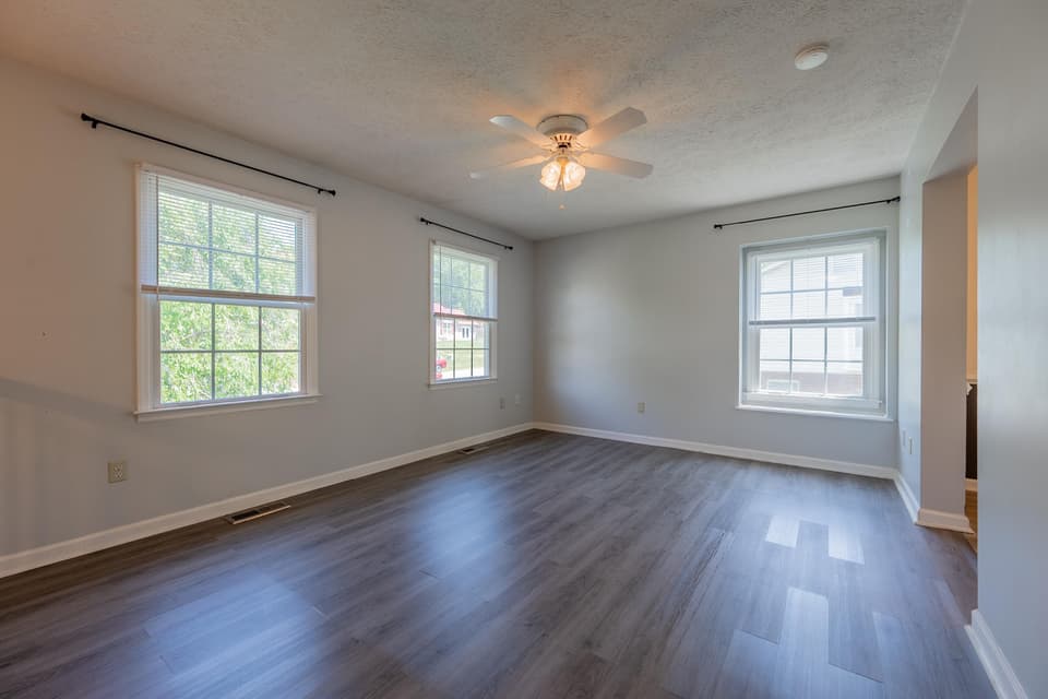 640 Warren Court, photo 8 of 40