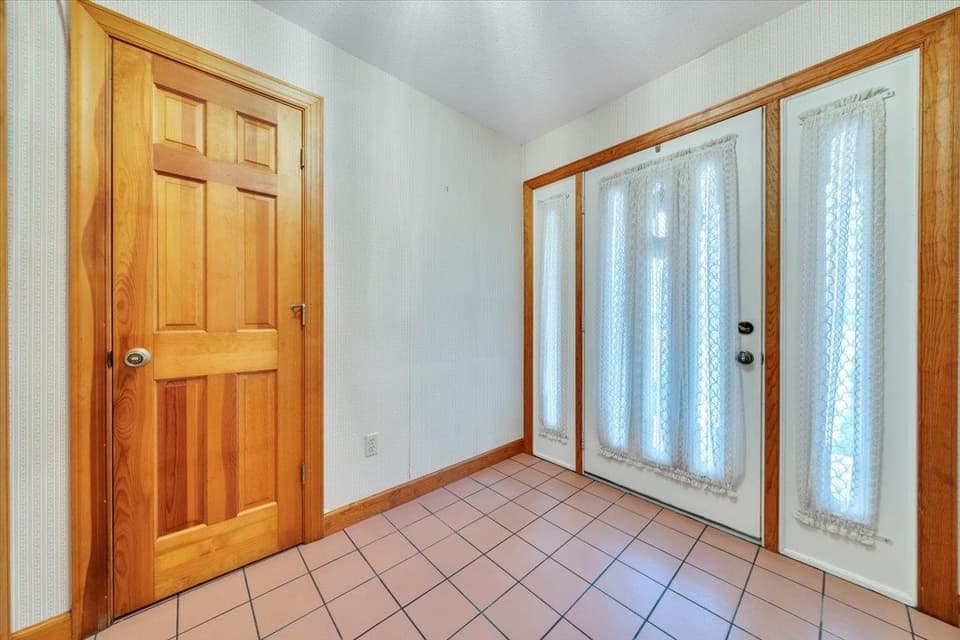 290 Patricia Lane SE, photo 5 of 40