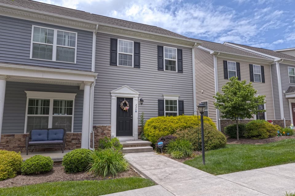220 Phoenix Boulevard NW, photo 2 of 25