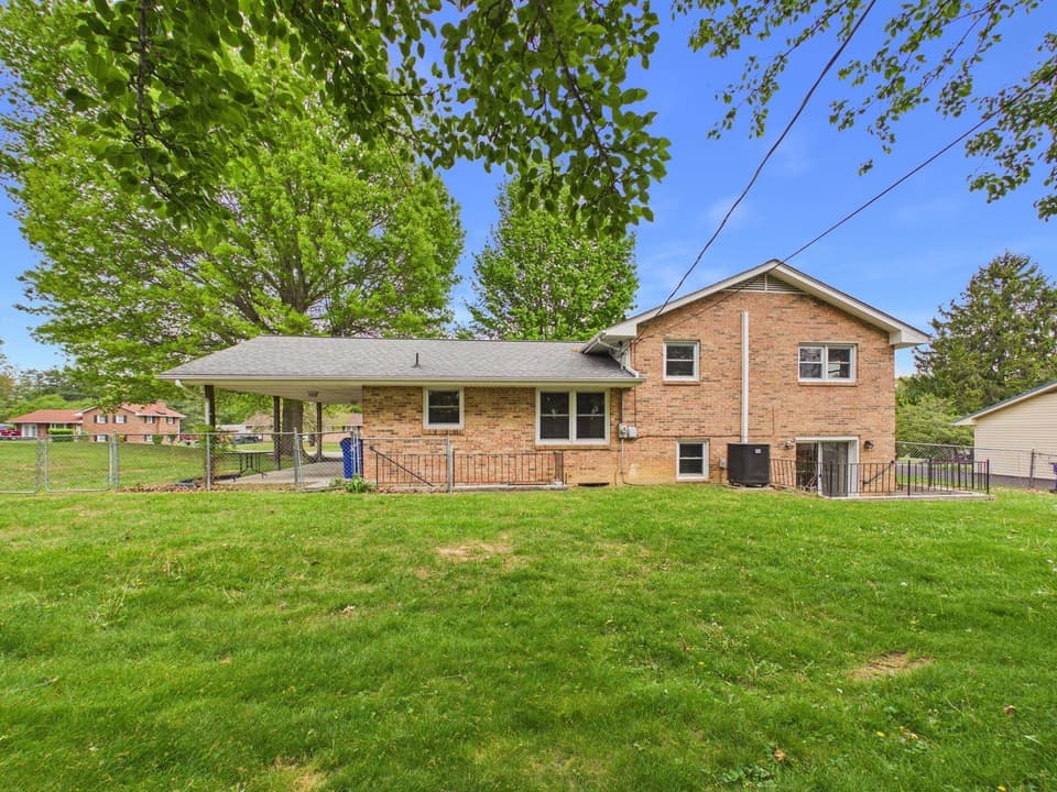 405 Maple Drive SE, photo 32 of 37