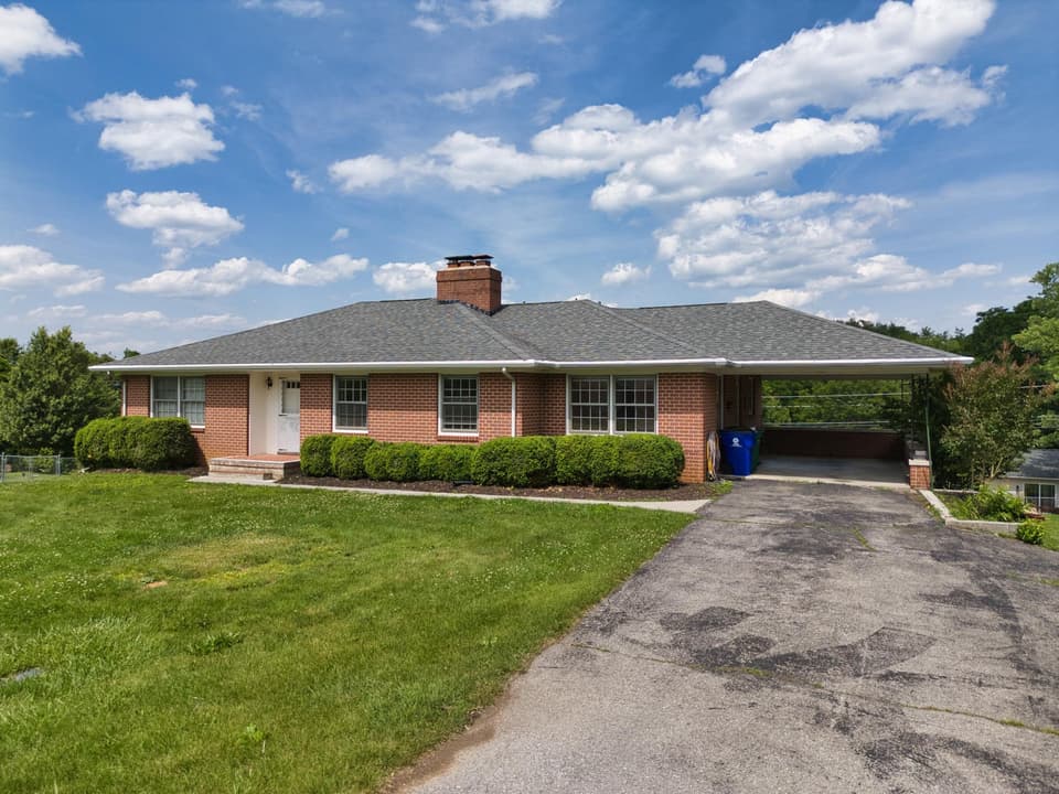 108 Roseland Drive, photo 3 of 40