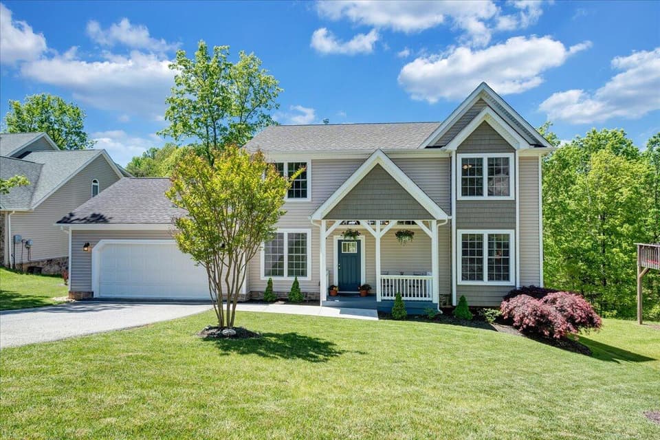 1041 Green Ridge Rd, photo 2 of 40
