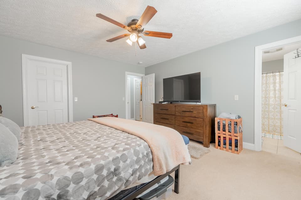 325 Oaktree Boulevard, photo 23 of 35