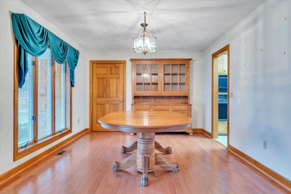 290 Patricia Lane SE, photo 11 of 40