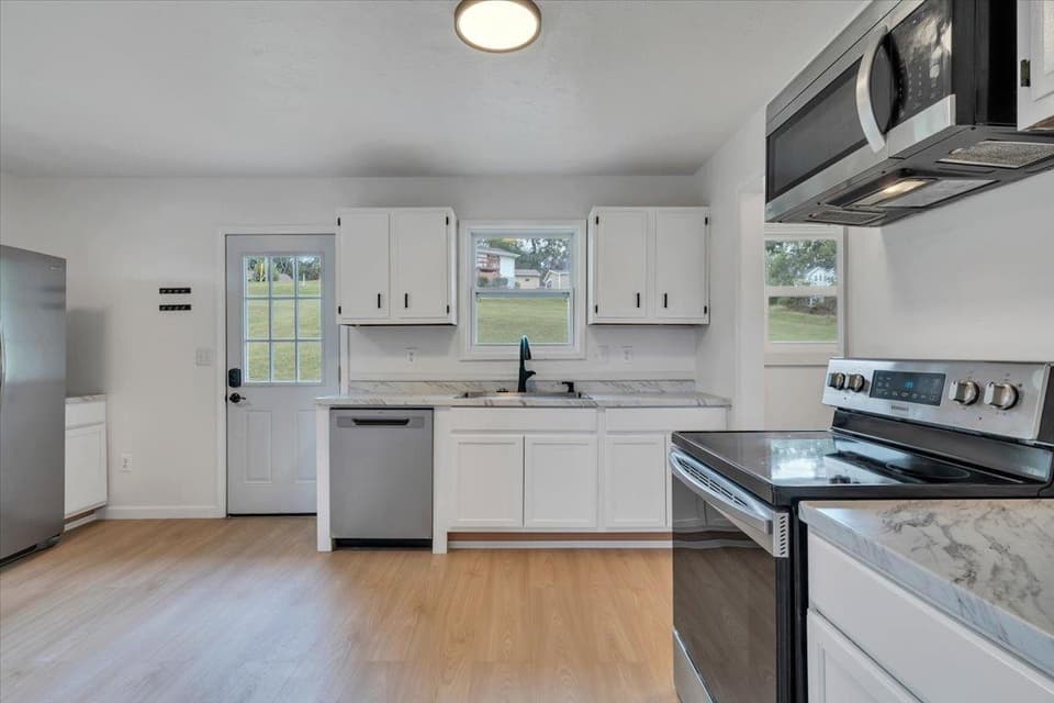 935 NE Depot Street NE, photo 6 of 26