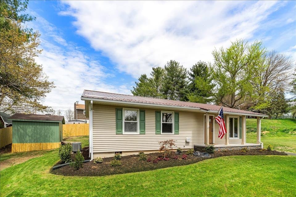 490 Sunnyside Lane NE, photo 2 of 39