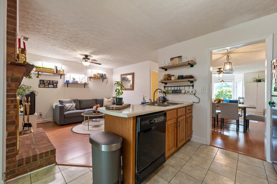 705 Colhoun Street NE, photo 22 of 40