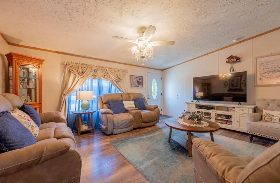 90 Jones Street SE, photo 3 of 17