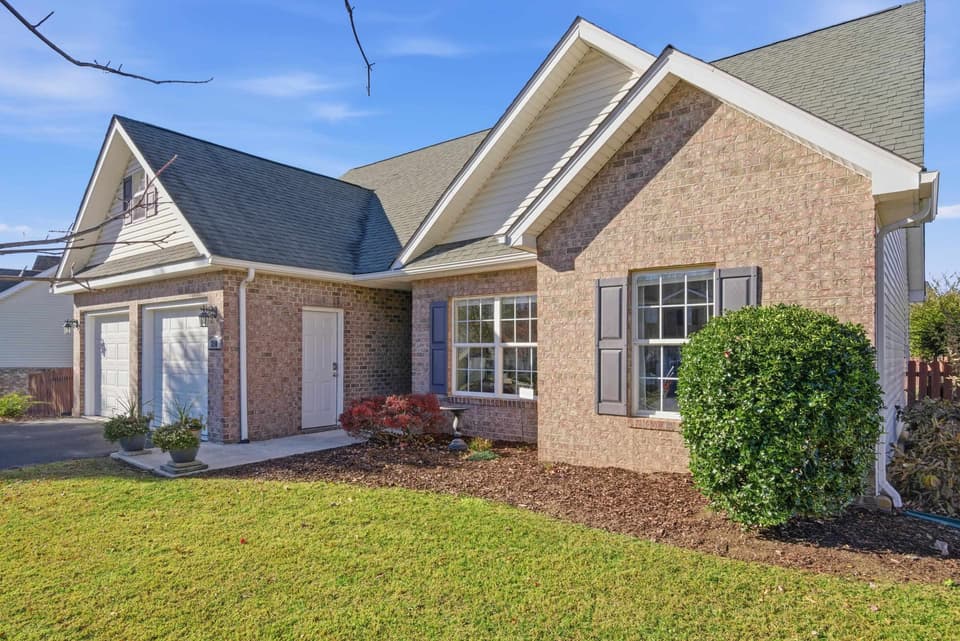 310 Windsor Drive, photo 3 of 40