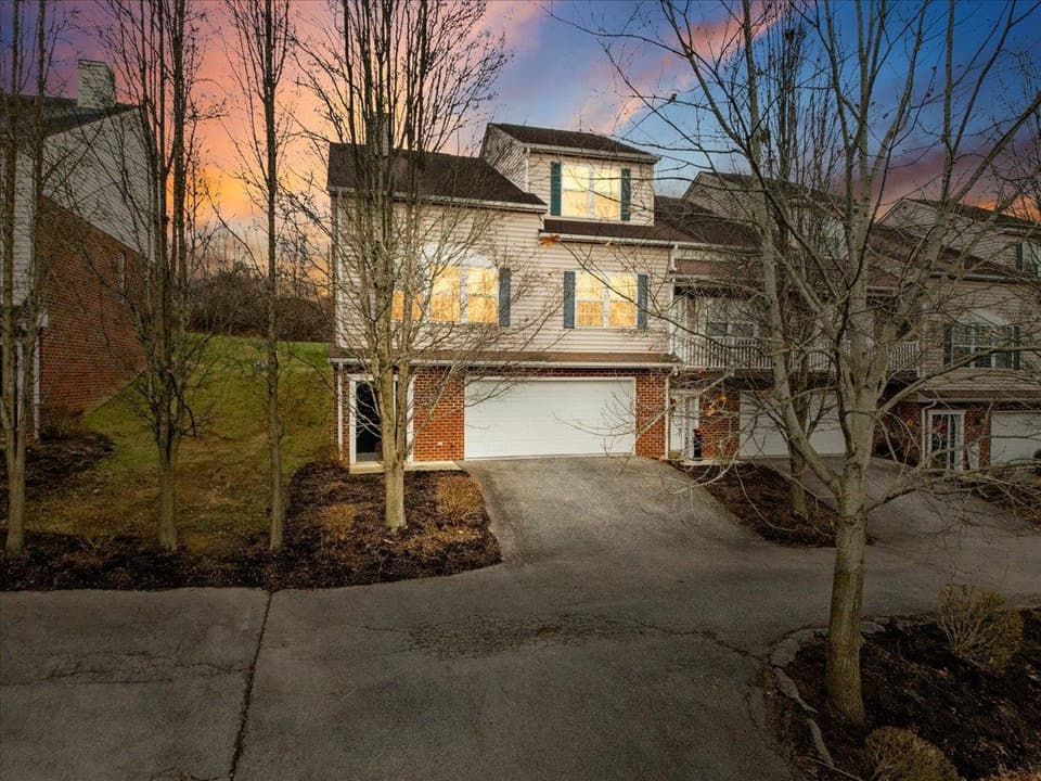 450 Tall Oak Boulevard, photo 2 of 40