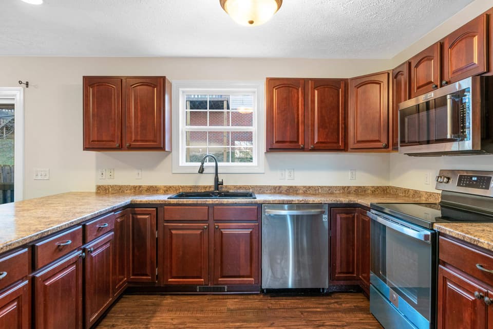 560 Oak Tree Boulevard, photo 18 of 40