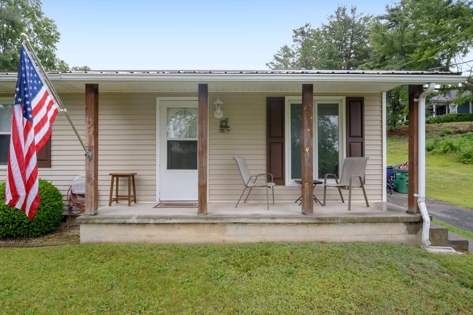 490 Sunnyside Lane, photo 6 of 36