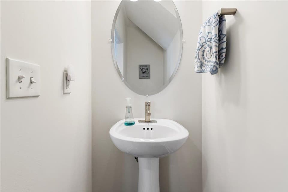 325 John Adams Drive, photo 11 of 40