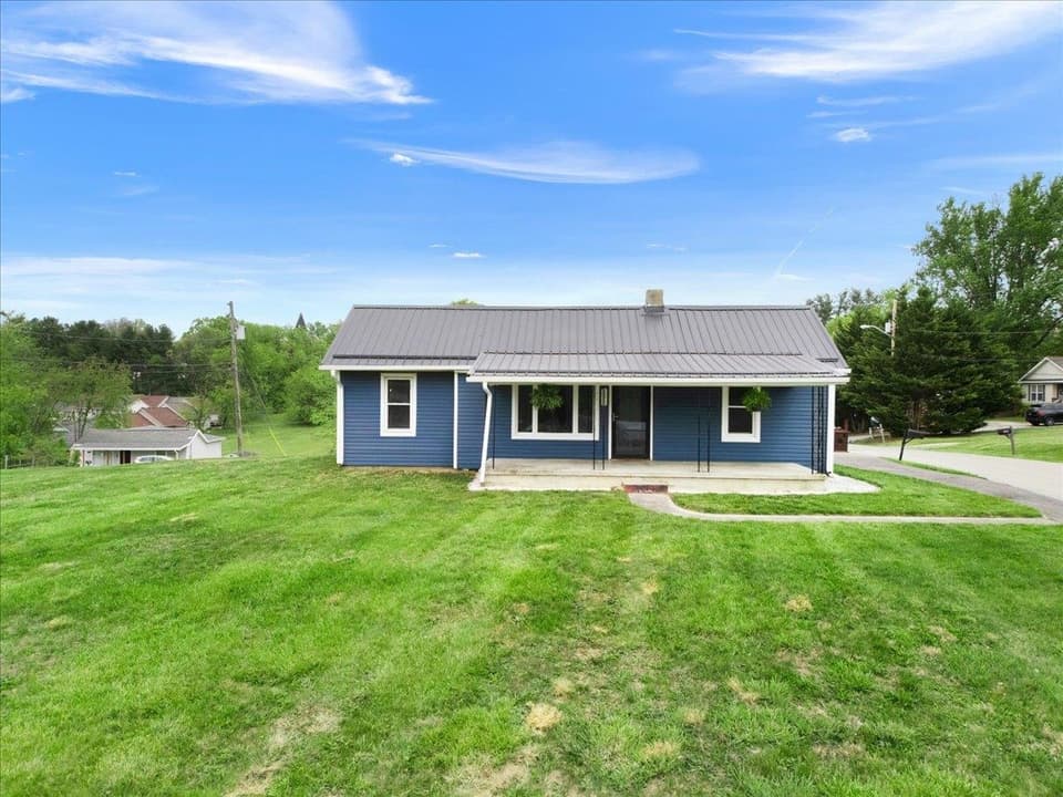 690 Harless Street, photo 4 of 40