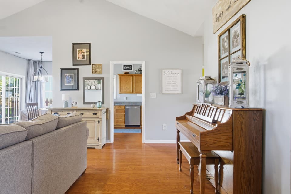 310 Windsor Drive, photo 9 of 40