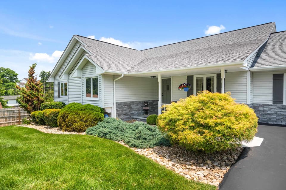 2395 Giles Drive SE, photo 5 of 40