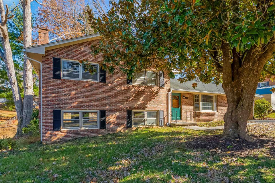 400 Turpin Walk, photo 3 of 40
