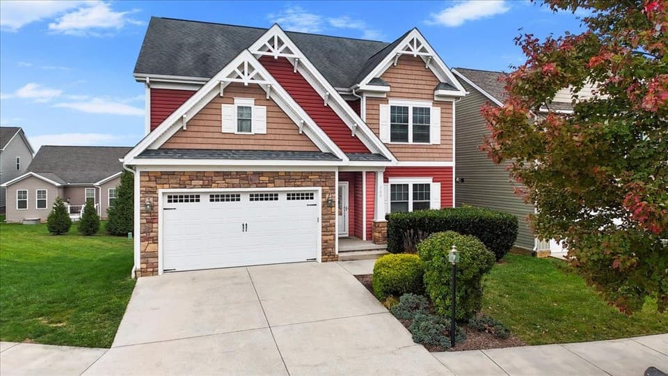 300 Roudabush Drive NW, photo 2 of 40