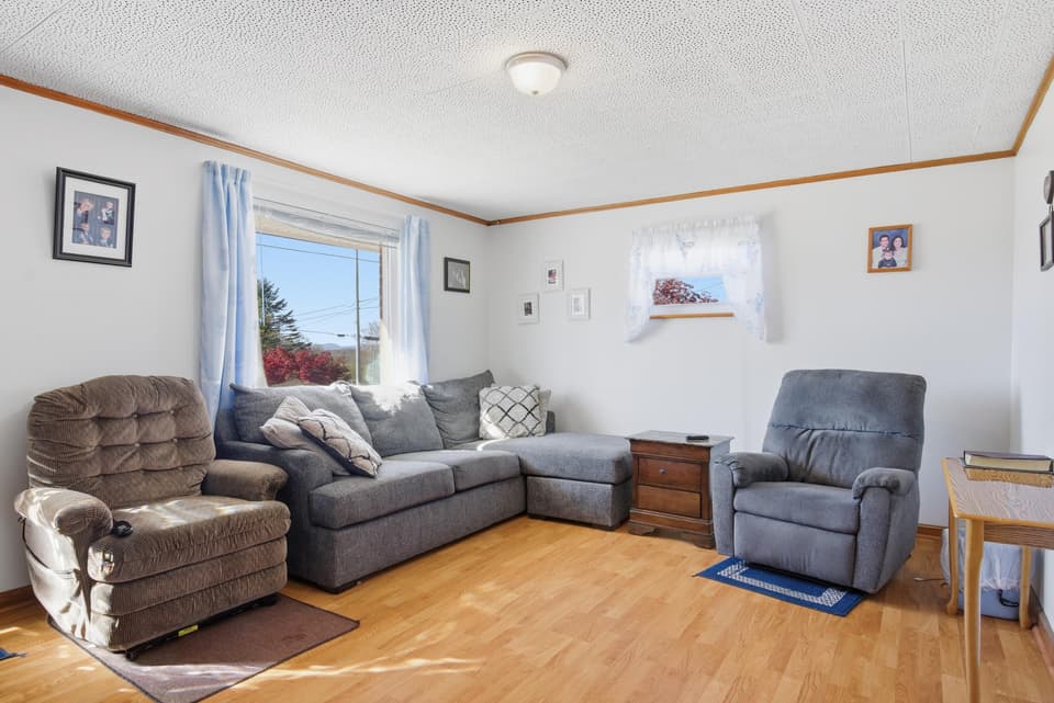 380 Clearview Drive, photo 8 of 40