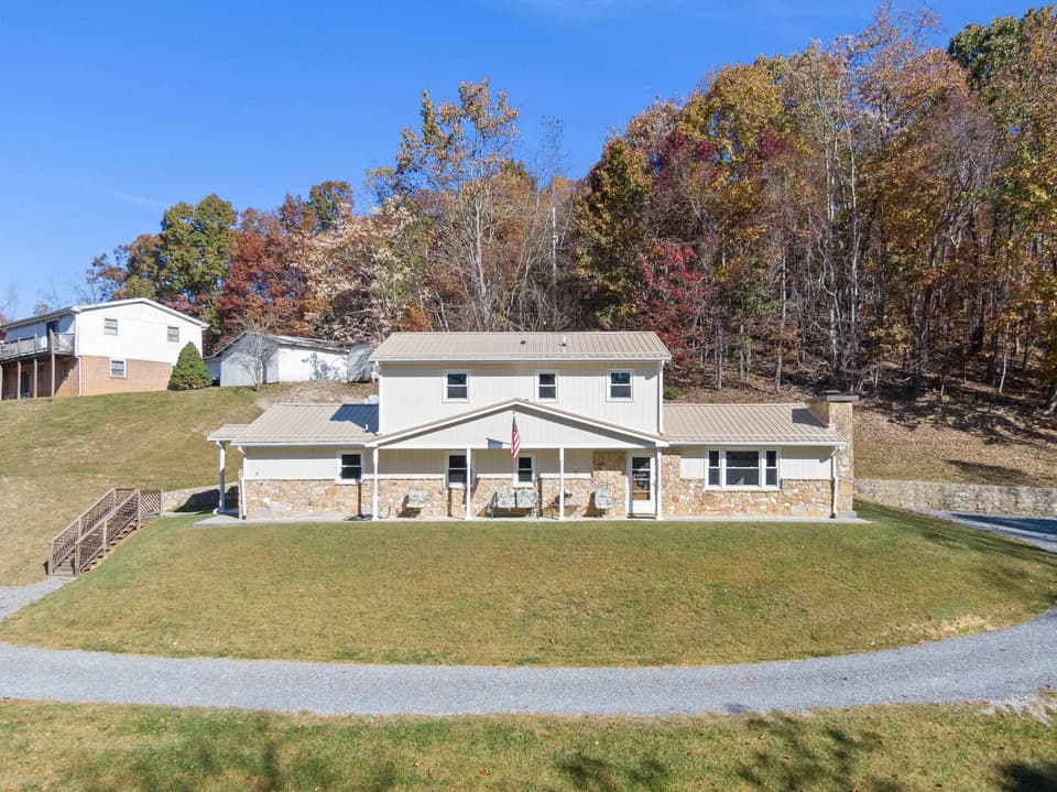 4550 Wayside Drive, photo 3 of 40