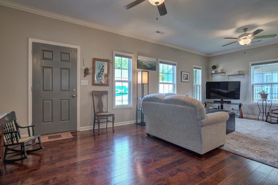 150 Roudabush Drive, photo 5 of 34