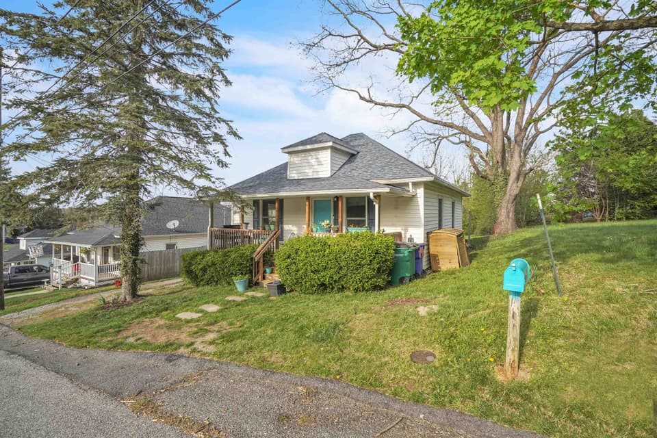 513 Craig Street, photo 3 of 32