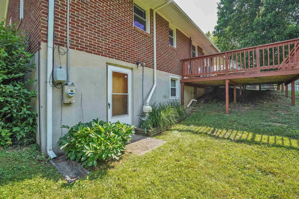 650 Betty Drive, photo 9 of 40