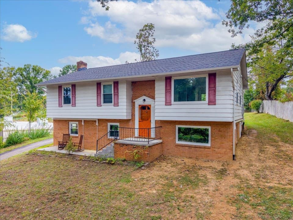 1370 Roanoke Street, photo 2 of 40