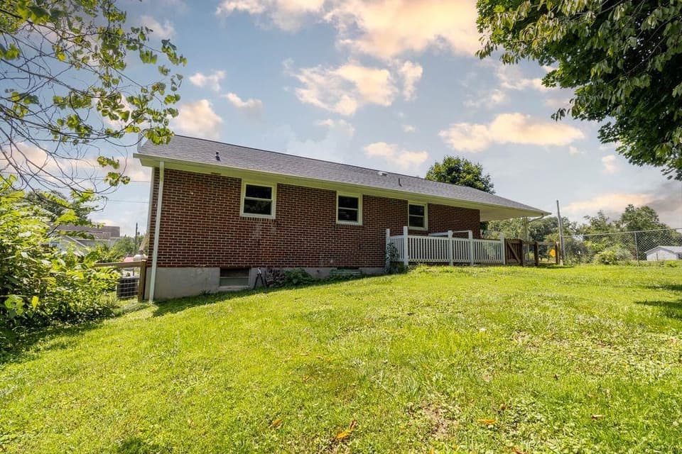 1380 Rigby Street, photo 7 of 32