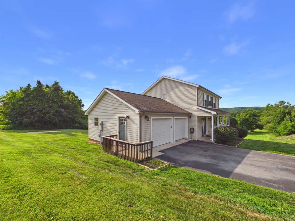 209 Rolling Hills Drive, photo 4 of 40