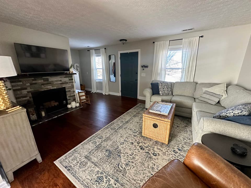 390 Warren Street, photo 10 of 40