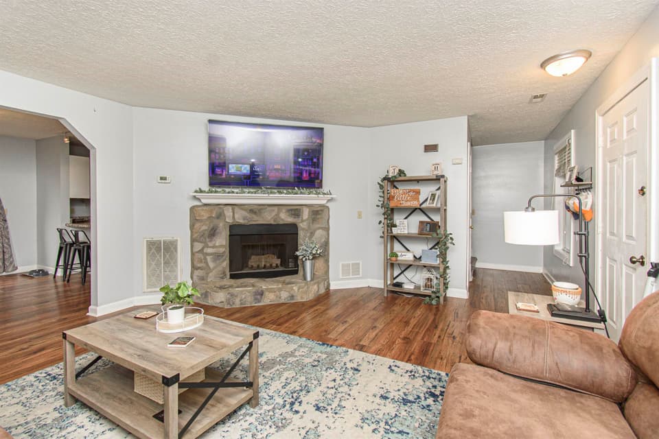 595 Tarrytown Road, photo 12 of 33