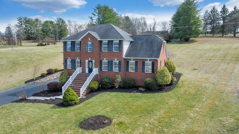 2065 Lake Vista Drive, photo 2 of 40